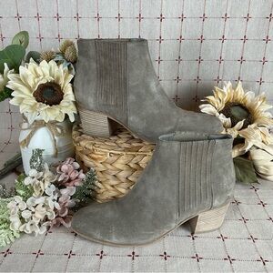 Vince “Haider” Tan Flint Suede Ankle Boots Gored Almond Toe Bootie Size 9.5 EUC